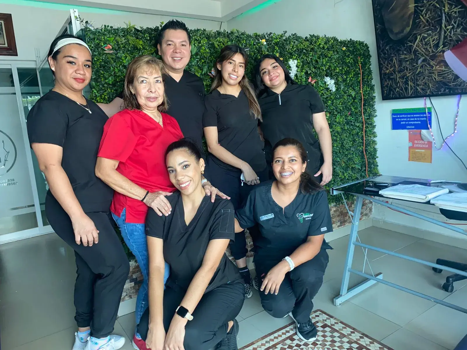 Paciente sonriente tras tratamiento dental exitoso en Tapachula